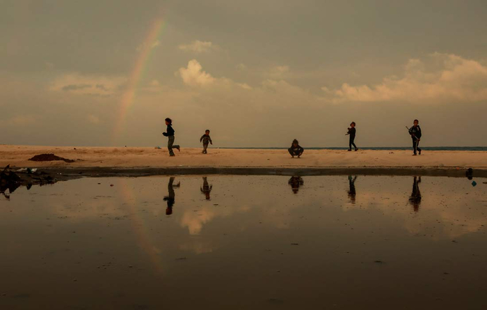 Дети играются на побережье в Дейр-эль-Балахе в секторе Газа//Фото: Abdalhkem Abu Riash/Anadolu via Getty Images