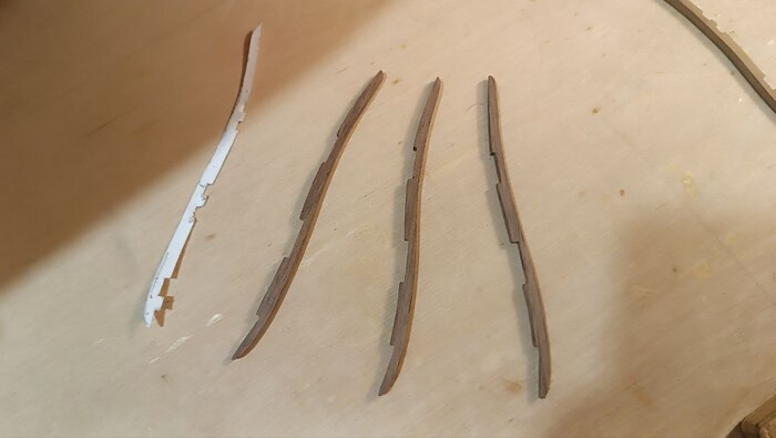 Заготовил из ореха кранцы на борт корабля. Долго вспоминал английское название, решил спросить у ИИ. Короче, как всегда он, при всех наводящих вопросах выдал полную чушь, корабельные термины для него темный лес. Пришлось поднимать литературу по старинке.