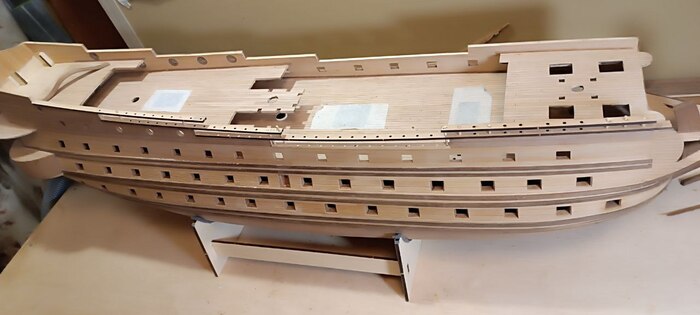 Собрал предварительно. Правда китайцы опять попутали с размерами и пришлось всю конструкцию на баке и шкафуте сдвигать ближе к корме на полтора сантиметра, иначе пушки бы уперлись в решетчатые люки, а они должны встать в промежутке между ними.