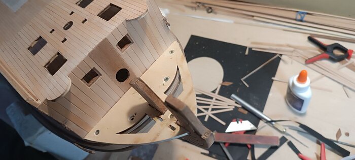 Деталь из фанеры сурово притянул на саморезы и клей. Надежней будет и без зазоров.