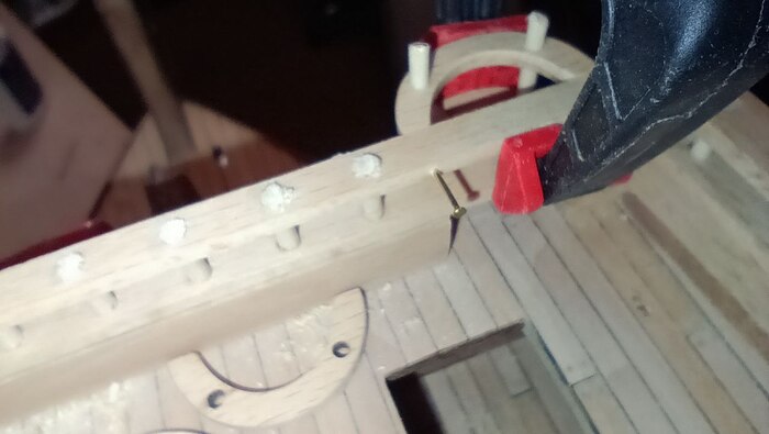 Немного уменьшил ширину поручней ограждения, так по ажурней конструкция выглядит. Но надо очень аккуратно, сломать не долго.