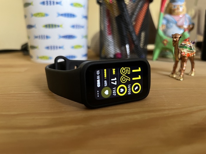 Фитнес-браслет Xiaomi Smart Band 9 Active с экраном, на котором отображается всё