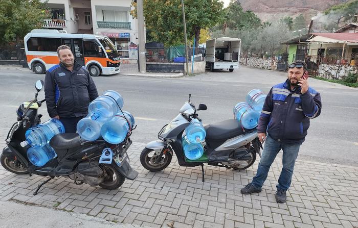 Вот этот славный пирожочек слева был нашим доставщиком.