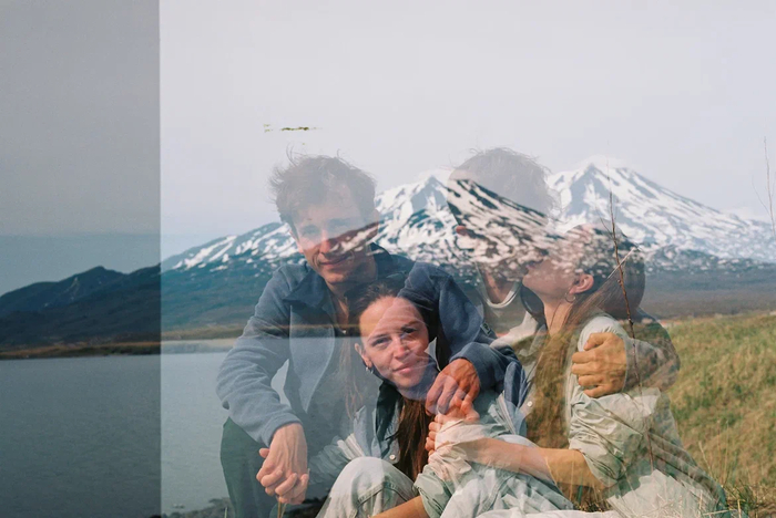 мы с моей девушкой на Итурупе в мае 2025. На фото - двойная экспозиция, которая вышла случайно