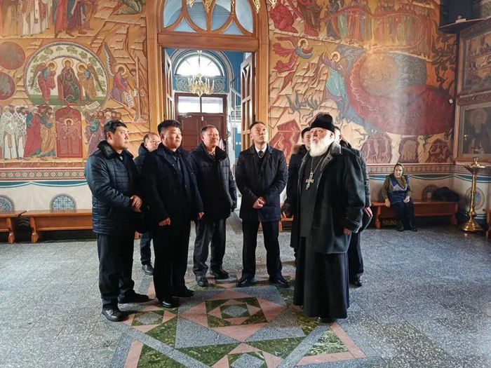 "Протоиерей Игорь Зуев встретил группу северокорейских товарищей во главе с новым консулом КНДР"