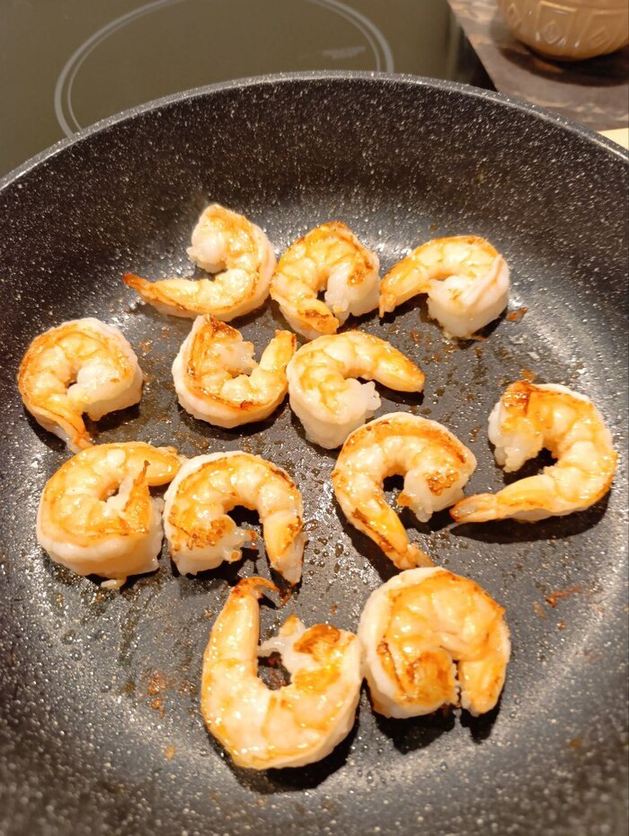 Обжариваем креветосы