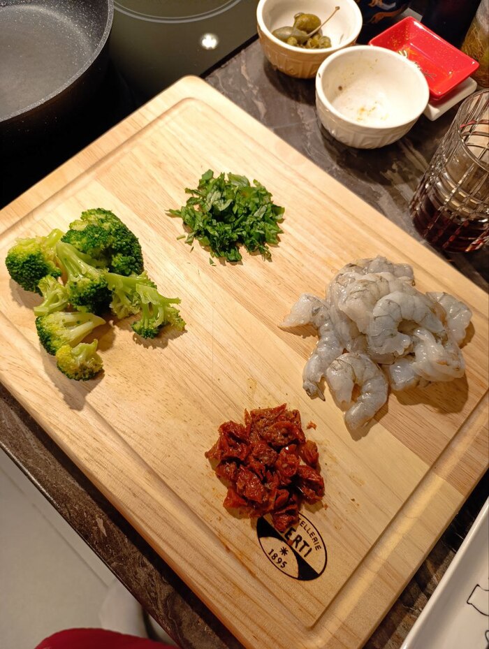 Пока рис варим-парим ,вяленые томаты нарезаем на кубики, креветки чистим от каках, и измельчаем базилик.