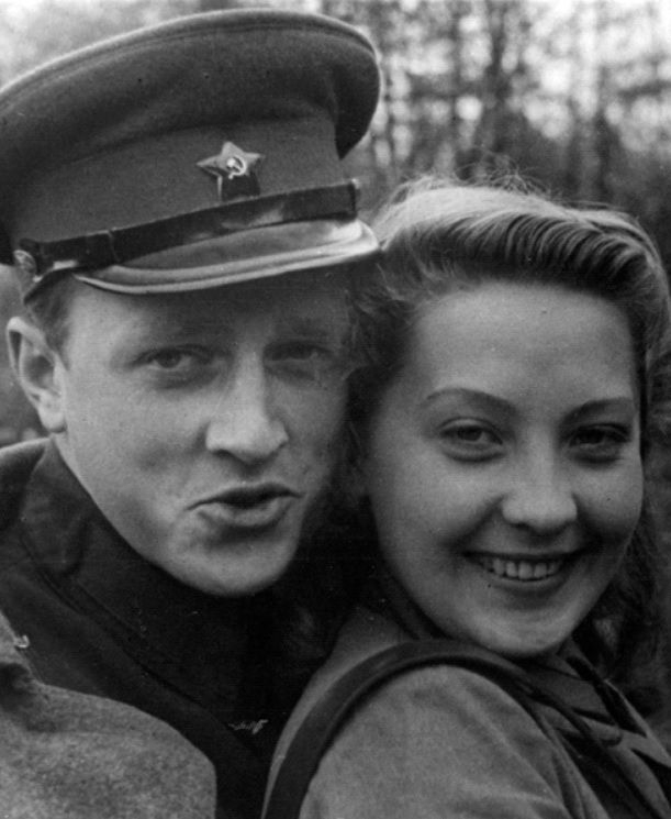 Владислав Стржельчик и балерина Нонна Ястребова – артисты фронтового ансамбля, предположительно 1944 год. Фото из собрания Санкт-Петербургской Театральной библиотеки.