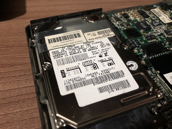 HDD тут стоит заводской... и он всё ещё шустро работает!