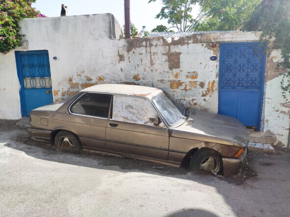 Я офигел о того, как её старательно закатали в асфальт.