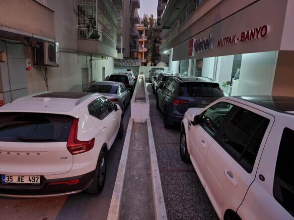 Запирать друг друга на парковке обычное дело у них.