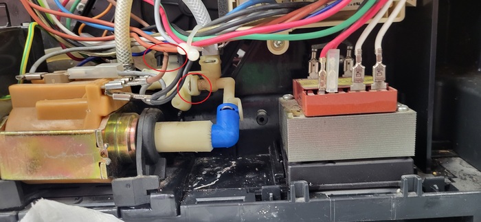 Красным отметил откуда текло.