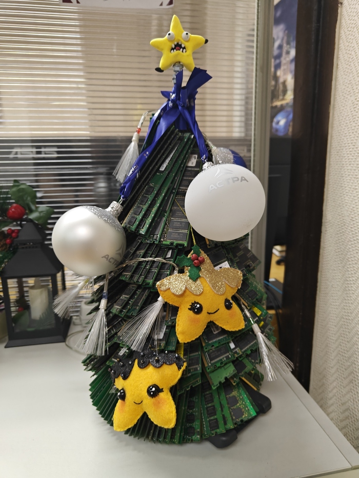 Просто самодельная ёлка на работе