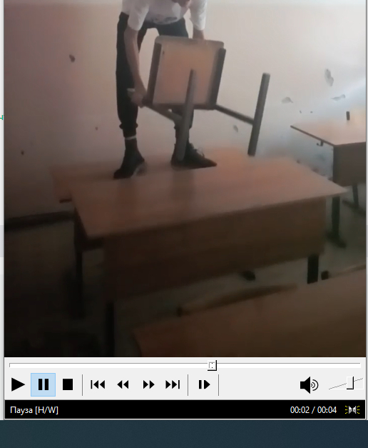 Запрыгивает на стол и начинает лупить стулом по парте. Второй, кто снимает, подбадривает его.