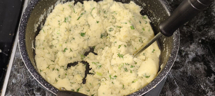 Как только картофель отварился делаю пюре, добавляю сливки и зелень