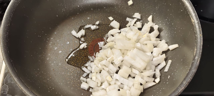 В сковороде обжариваю лук