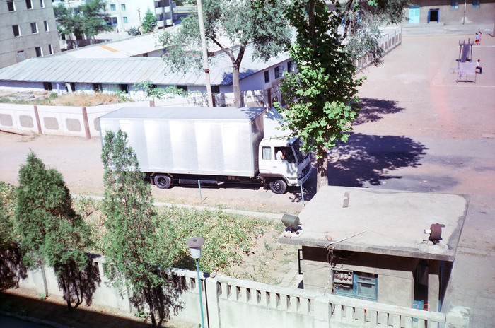 Вот в этой будке сидел суровый дядя-охранник.