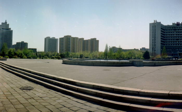 Справа роддом, по центру пруд с фонтанами.