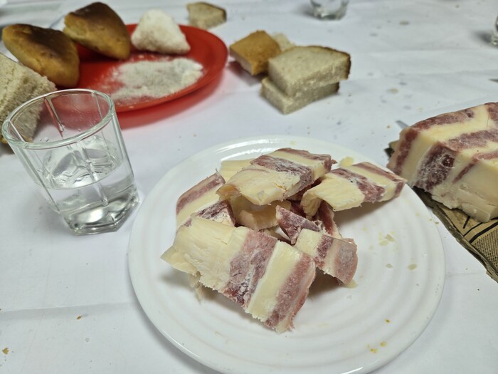 А вот через 10 минут самая кондиция. Чуть в соль (на заднем плане) кусочек обмакнул и в рот.