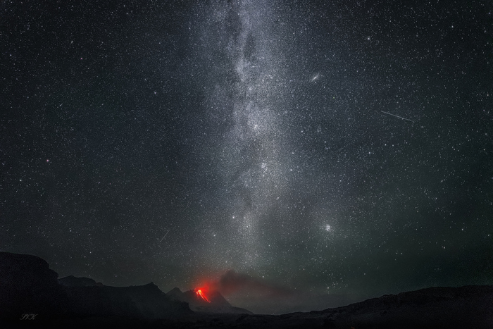 SONY ILCE-7RM3 Выдержка: 20 sec Диафрагма: f/4 Чувствительность: ISO 3200 Фокусное расстояние: 12 mm Объектив: FE 12-24mm F4 G