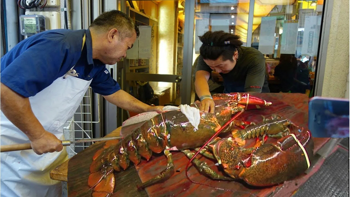 Трусы! Развяжите мне клешни, я вам покажу, где раки зимуют!
