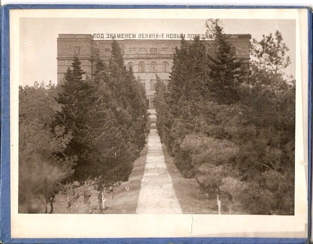 В Баку моя бабушка училась в этой школе, район Степана Разина, школы уже нет