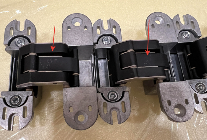 Повреждения краски, петли тупо терлись друг об друга, никто не потрудился завернуть даже в пленку