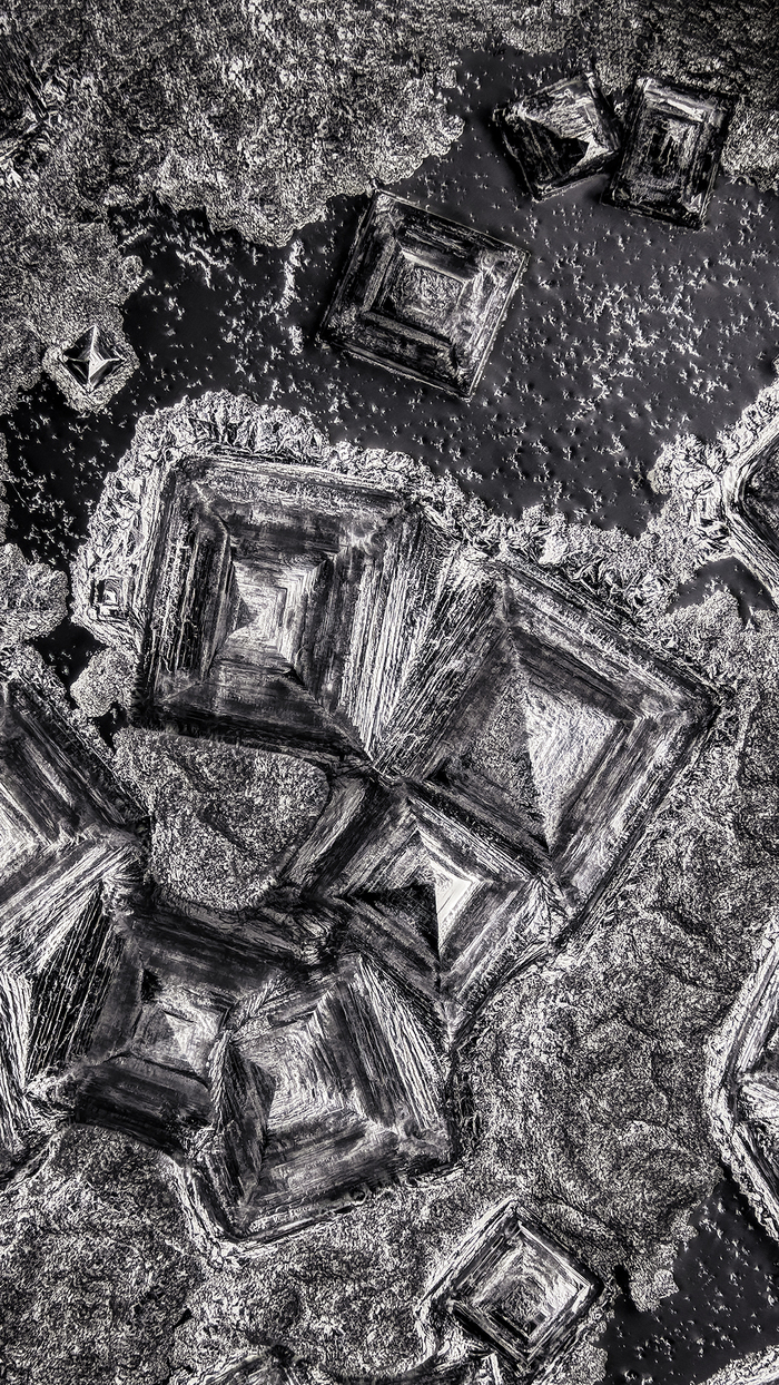 Там где кубики и пирамидки- это раствор поваренной соли.