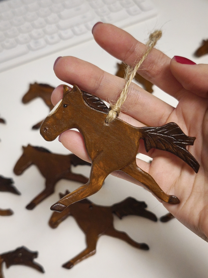 Они прекрасны! Они на столько всраты, на сколько и планировалось. Теперь осталось привязать мохнатую верёвочку, где есть дырочка и приклеить магнитики, где дырочки нет.