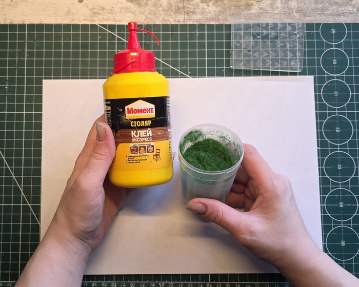 Я взяла столярный ПВА и "траву" посыпку. Почему столярный? Потому что он лучше обычного - аргумент)))