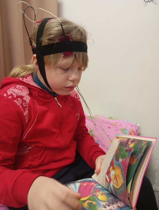 Сосредоточенная Иришка читает произведение!🙂.