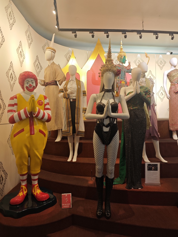 Рональд и национальные тайские наряды