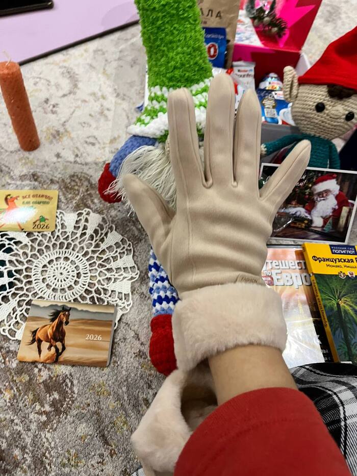 я не знаю, как это возможно, но эти перчатки отлично подходят моей бежевой шапке и ботинкам))) когда-нибудь выложу фотку