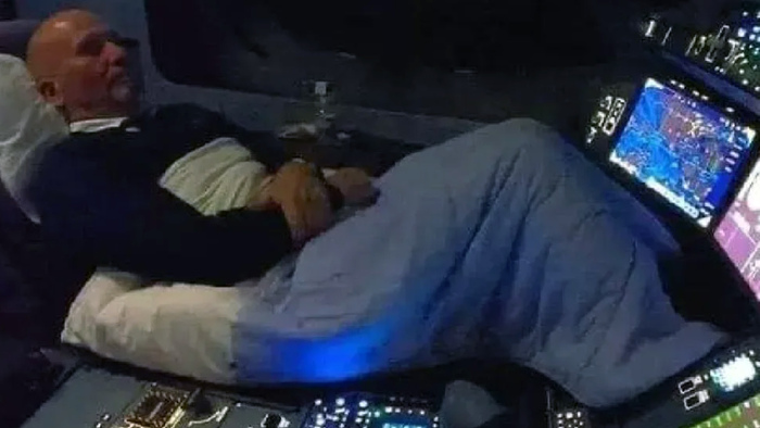 Вирусная фотография спящего пилота А350