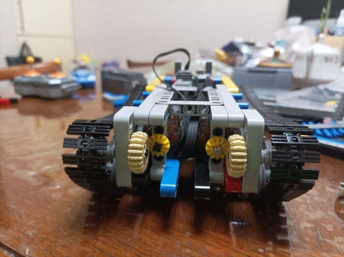 Главные передачи открыты всем ветрам.