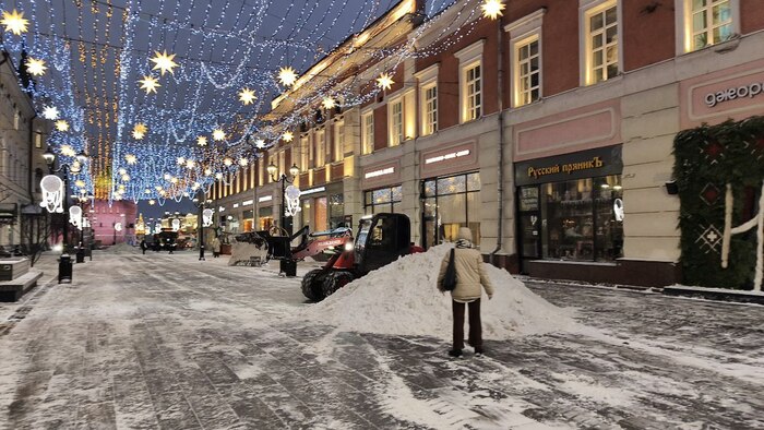А маленький непрочь позаигрывать с редкими прохожими.