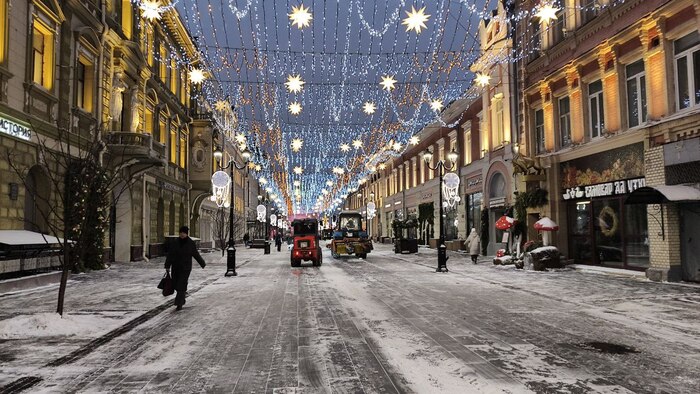 Большой и маленький едут работать.