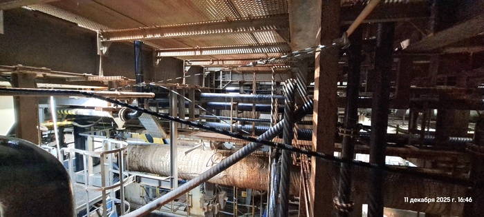 Фотография различных коммуникаций на обрабатывающем производстве