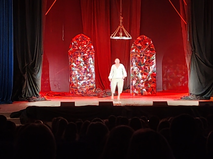 ����� ����