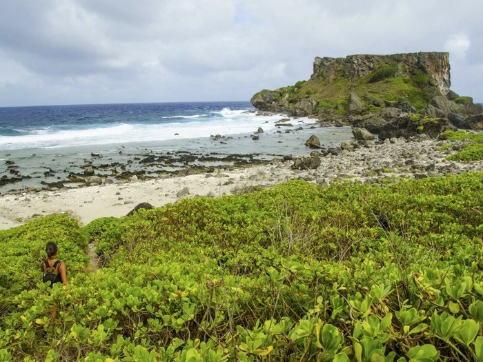 Один из северных Марианских островов. Вся эта красота — результат разрушительного процесса, протекающего глубоко под водой / © <!--noindex--><a href="https://pikabu.ru/story/kak_poyavilsya_marianskiy_zhelob_13528480?u=http%3A%2F%2Fopulentroutes.com&t=opulentroutes.com&h=618c3b5fb4531874aa0782097e4836ea4149e351" title="http://opulentroutes.com" target="_blank" rel="nofollow noopener">opulentroutes.com</a><!--/noindex-->