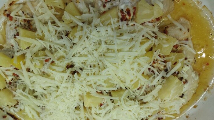 Куриное филе с ананасами в духовке