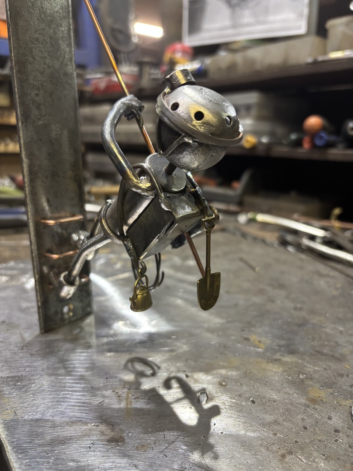 Будет висеть над сарайчиком.