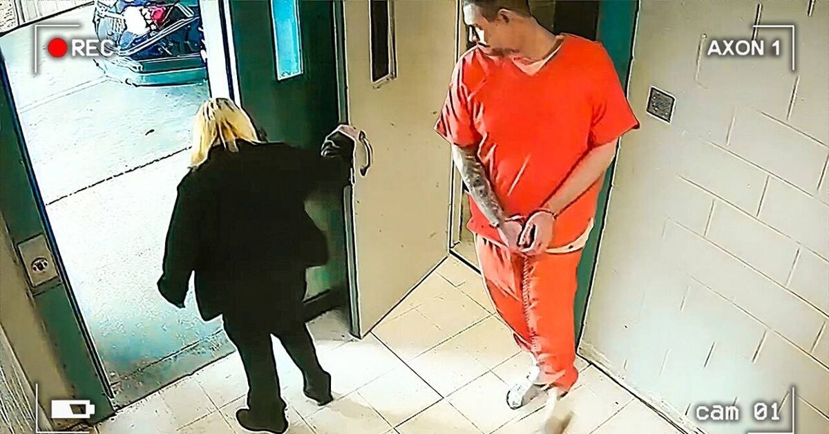 Телочкам за решеткой приходится угождать грозной охраннице