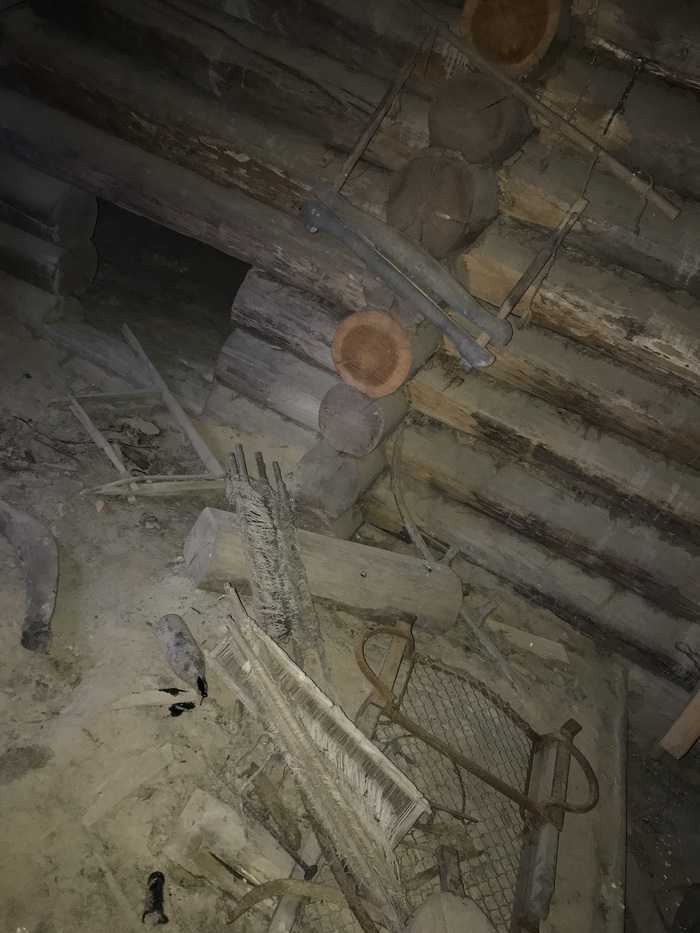 Думаю большей части этих вещей место в этнографическом музее,но они останутся с этим домом навсегда.