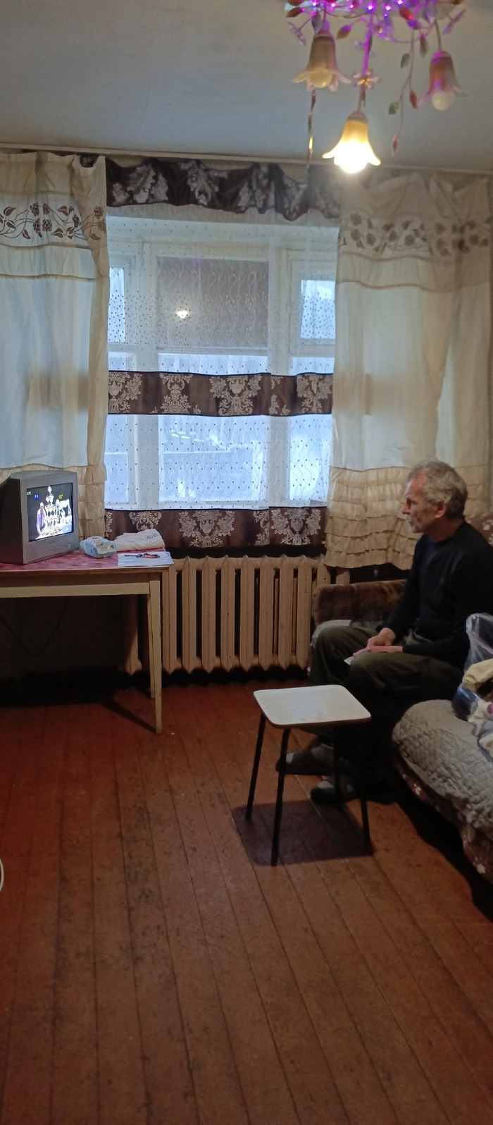 Виктор Иванович смотрит телевизор.