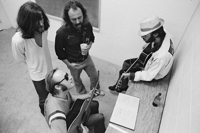 Crosby, Stills, Nash & Young репетируют за кулисами Rich Stadium. Буффало, 11 августа 1974.