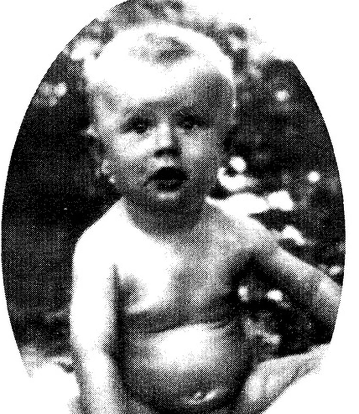 Лето 1936 года, Саратов. На этом фото будущему артисту и режиссеру всего год