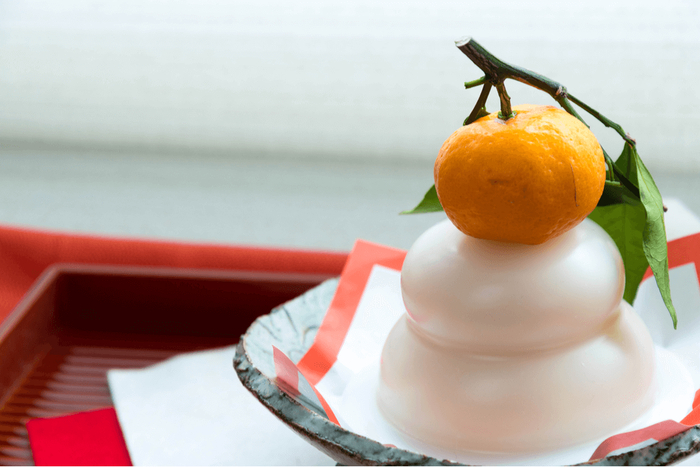 Кагами-моти. Фото с сайта <!--noindex--><a href="https://pikabu.ru/story/kagamimoti_13563216?u=http%3A%2F%2Fsakura.co&t=sakura.co&h=fc7780027e5f8682a3d81f12219c126cea881064" title="http://sakura.co" target="_blank" rel="nofollow noopener">sakura.co</a><!--/noindex-->.