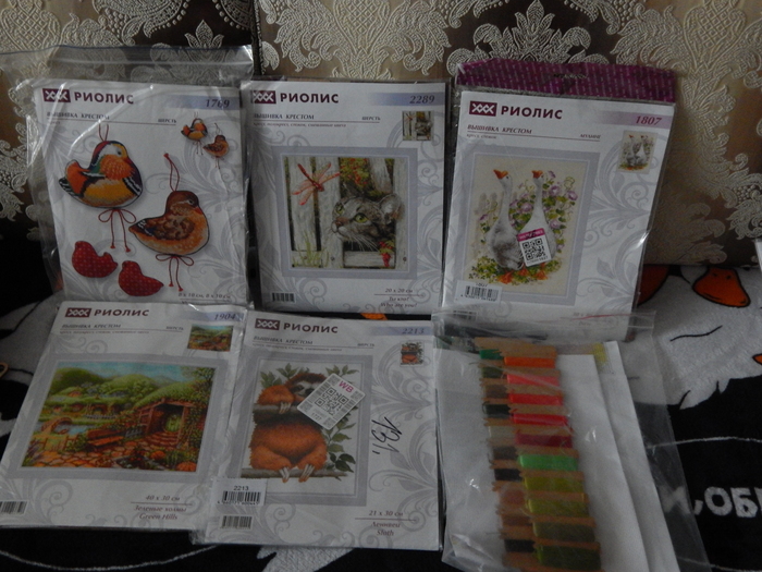 Еще Риолис, но большие наборы. Один вскрыт, превью потеряно. Там неразлучники. Все собираюсь начать)