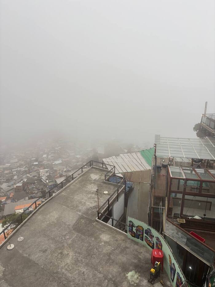 На самом верху фавелы — хотели посмотреть сверху на её всю в обрамлении Атлантического океана. Которого, в этот день, как назло, видно не было